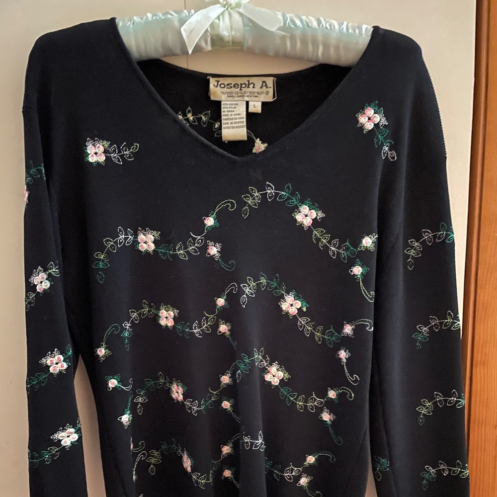 Joseph A. women’s Large embroidered black top